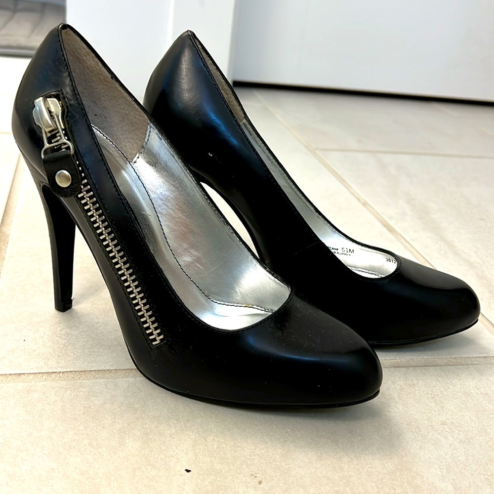 NEW Chinese Laundry black pumps heels with zipper, size 5.5